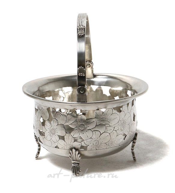 Silver pierced vase with a swing handle. China, Shanghai, Luen Wo, late 19th century.