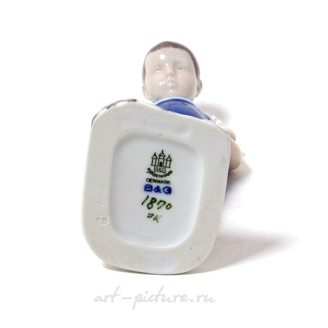 Мальчик с крабом. Дания, г. Копенгаген, Bing & Grondahl