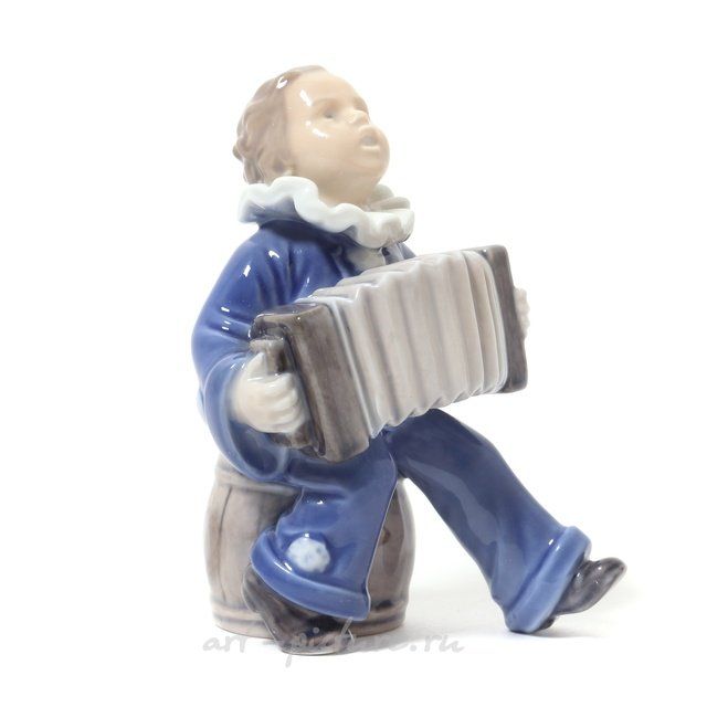 Ребенок с аккордеоном. Дания, г. Копенгаген, Royal Copenhagen