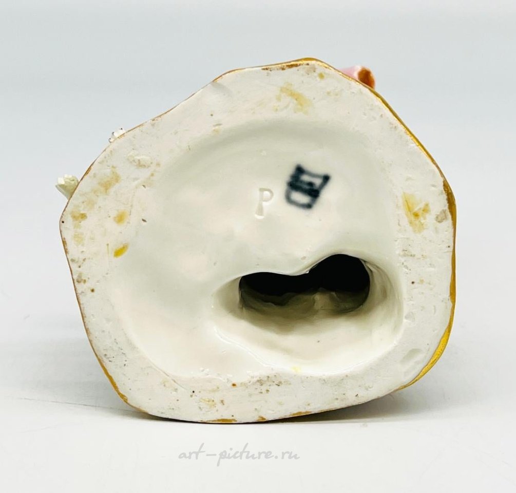 Royal Vienna , Антикварная фигурка Royal Vienna с изображением мужчины 18-го века, играющего на флейте с собакой