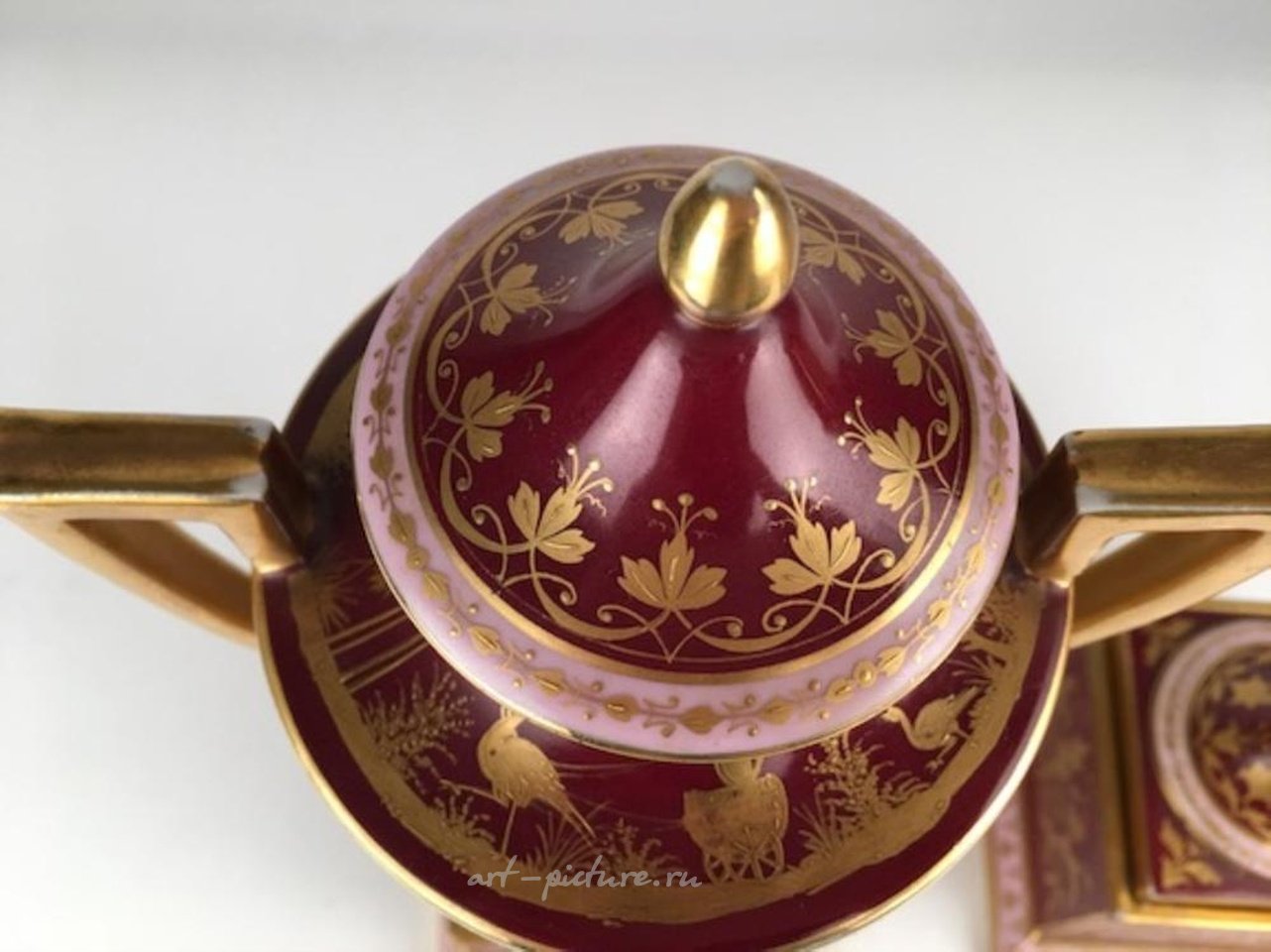 维也纳皇家瓷器 , 18世纪维也纳皇家绘制的带盖瓷器花瓮...