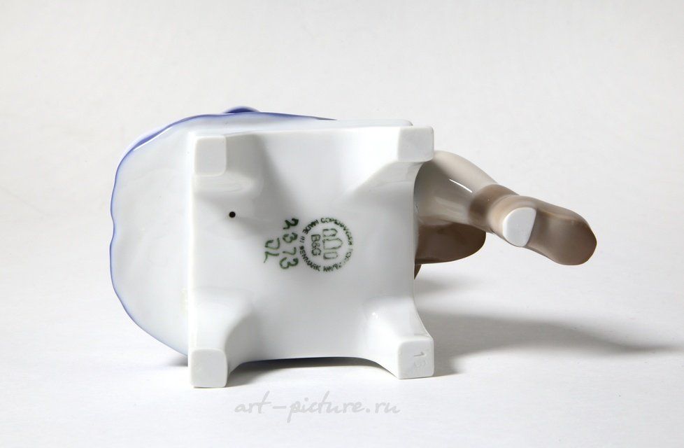 Фарфоровая фигура (статуэтка) Марианна. Девочка завязывает шнурки Bing Grondahl