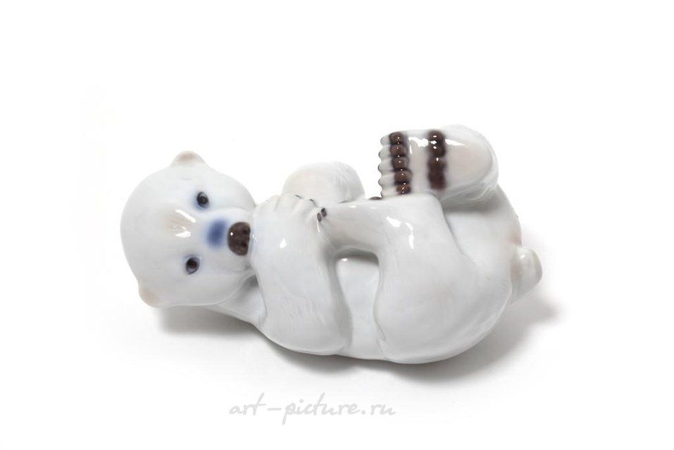 Белый полярный медвежонок. Дания, г. Копенгаген, Bing & Grondahl