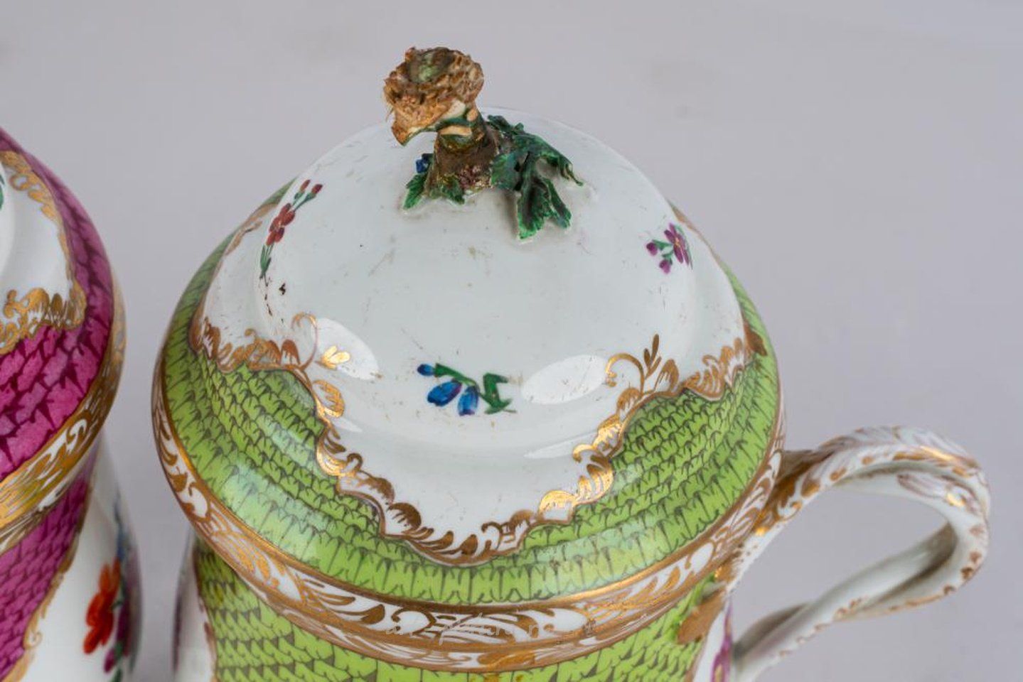 Royal Vienna , Фарфоровые чашки Вены с клеймом "пчелиный улей" и золотыми краями