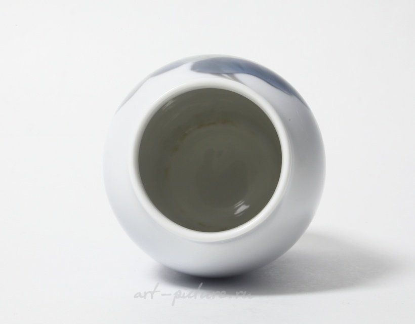 Фарфоровая ваза с белым цветком. Дания, г. Копенгаген, Royal Copenhagen