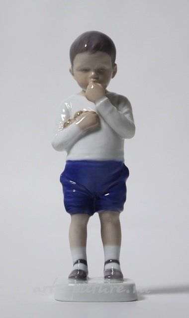 Петр. Мальчик с фруктами в руках. Дания, г. Копенгаген, Bing & Grondahl