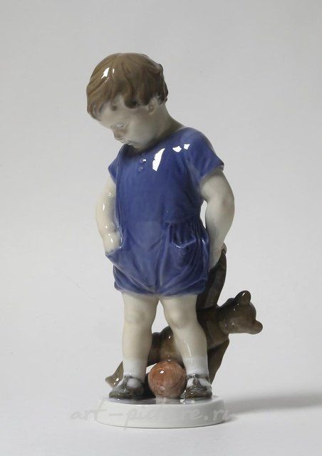 Мальчик с мишкой. Дания, г. Копенгаген, Royal Copenhagen
