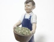 Октябрь - мальчик с яблоками. Дания, г. Копенгаген, Royal Copenhagen