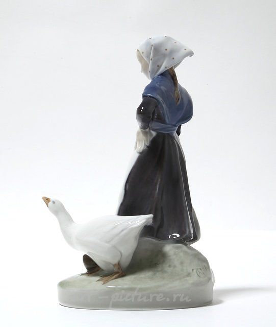 Девушка пасущая гуся​ Royal Copenhagen