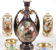 Фарфоровая группа с кобальтовым и золотым декором: ваза "Королевская Вена" и две вазы с золотым декором, а также изысканные чашки и блюдца от KPM.