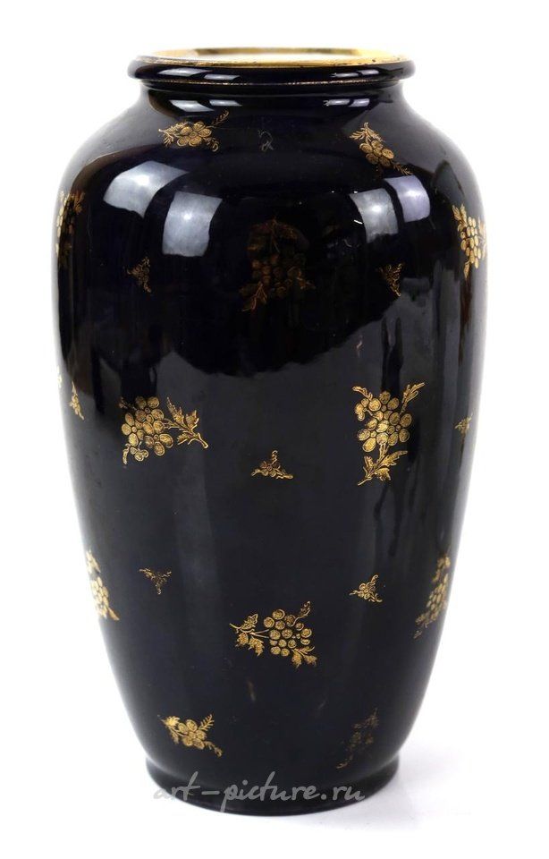 Royal Vienna , Фарфоровая ваза с изображением женщины, играющей на арфе, и другие предметы