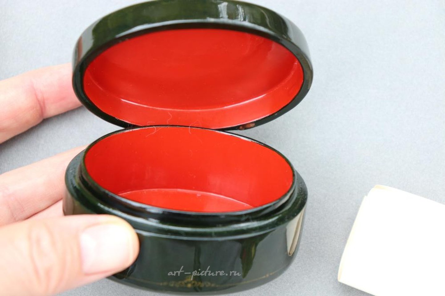 Русское серебро , Дама в белой шапке, О. Ястребов, 1998 год, ручная роспись