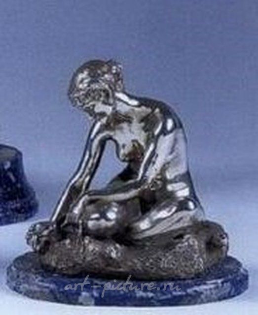 Молодая обнаженная девушка сидит на снопе льна. Раймон Ривуар Raymond Rivoire. изготовлена на литейном заводе Клода Вальсуани (Cire C.Valsuani Perdue)