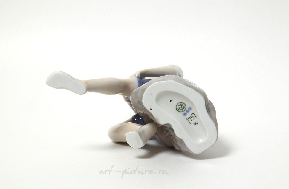 Мальчик, подкатывающий штанину. Дания, г. Копенгаген, Bing & Grondahl