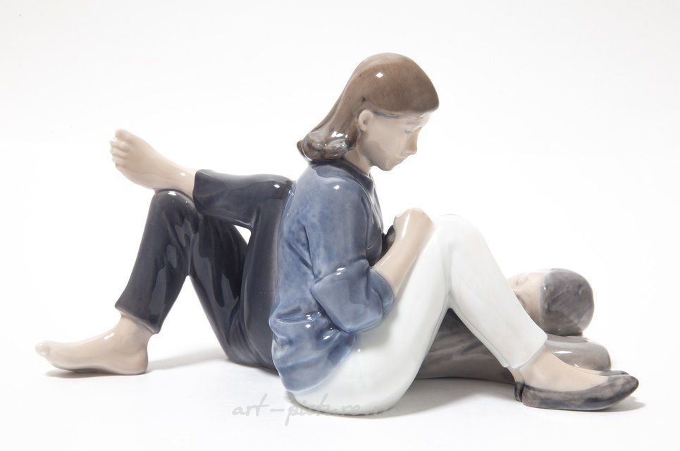 青少年在阅读。丹麦，哥本哈根，皇家哥本哈根