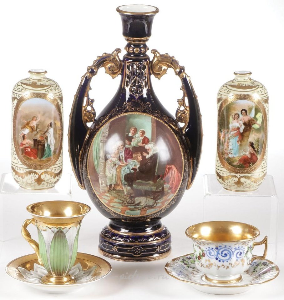 Royal Vienna , Фарфоровая группа с кобальтовым и золотым декором: ваза "Королевская Вена" и две вазы с золотым декором, а также изысканные чашки и блюдца от KPM.