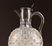 Серебряные подставки для резных стеклянных декантеров