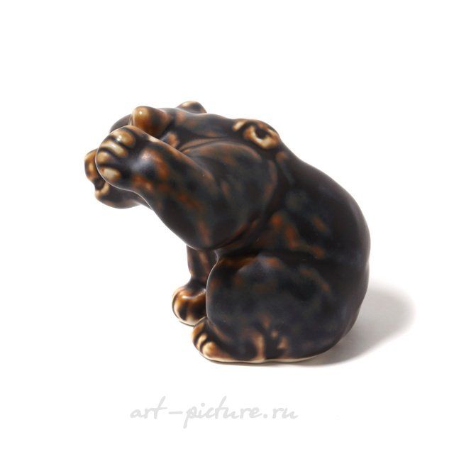 Медвежонок с поднятой лапой. Дания, г. Копенгаген, Royal Copenhagen