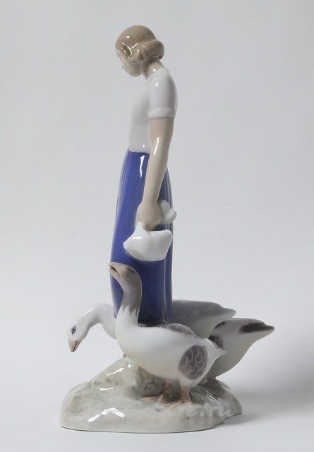 Девушка с гусями. Дания, г. Копенгаген, Bing & Grondahl