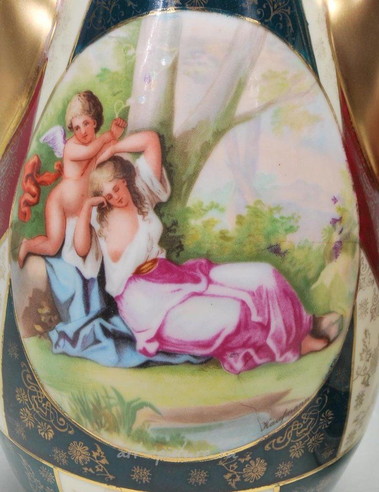 Royal Vienna , Золоченые мраморные вазы Royal Vienna 20-го века с полихромными сценами