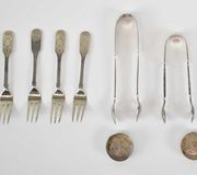 Набор из четырех разнообразных серебряных ложек с клеймами, вместе с парой...