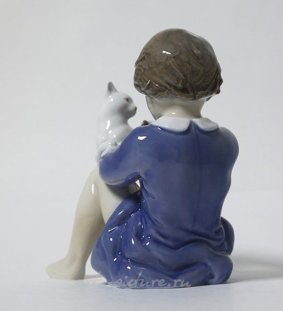 Девочка с кошкой. Дания, г. Копенгаген, Royal Copenhagen