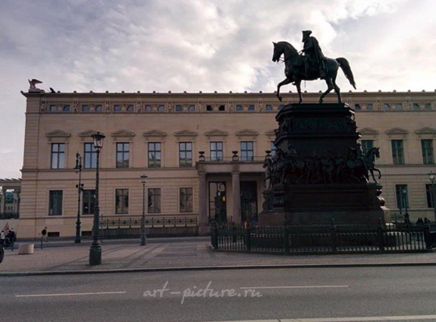 Ваза-амфора на октагональном цоколе с ручками из бисквита. KPM Берлин. 1875 г.