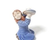 Девочка с тарелками. Дания, г. Копенгаген, Royal Copenhagen