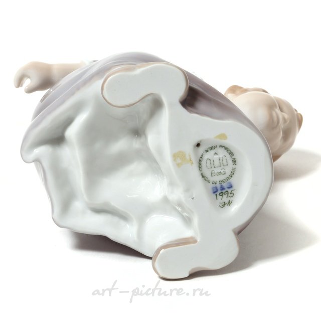 Девочка, поправляющая подол. Дания, г. Копенгаген, Bing & Grondahl