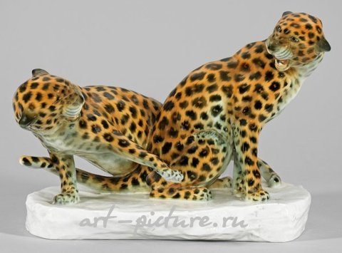 Фигурная группа из тюрингского фарфора изображает леопардов