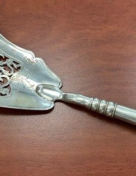 купить Цельносеребряная лопатка для рыбных блюд. Россия, 1845 год.