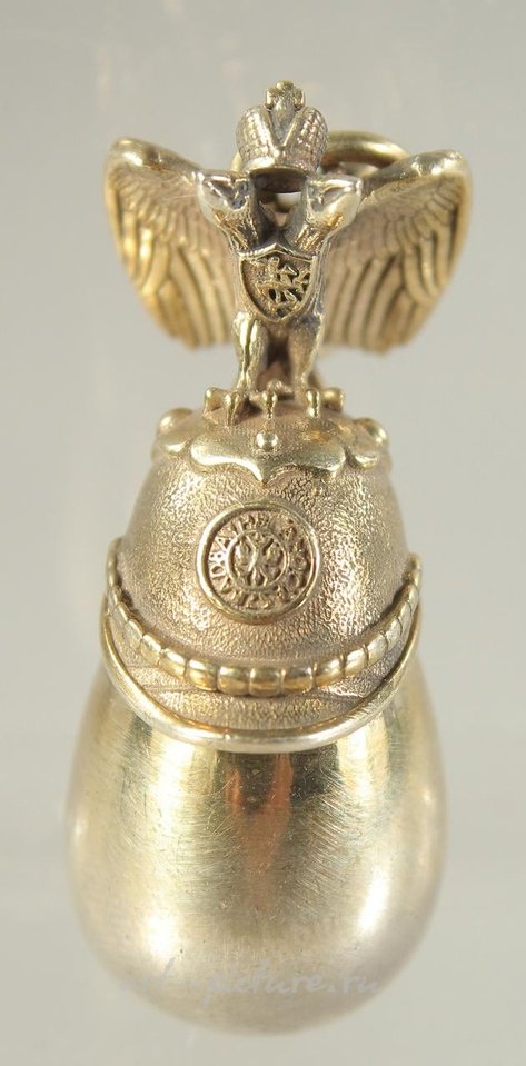 Русское серебро , МАЛЕНЬКАЯ РУССКАЯ СЕРЕБРЯНАЯ ПОДВЕСКА В ФОРМЕ ЯЙЦА С ЗОЛОТЫМ ПОКРЫТИЕМ С ОРЛОМ И ШЛЕМОМ.