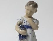 Девочка с куклой. Дания, г. Копенгаген, Royal Copenhagen