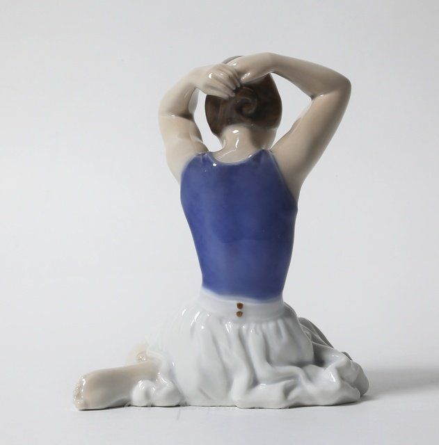 Девочка, поправляющая волосы. Дания, г. Копенгаген, Royal Copenhagen