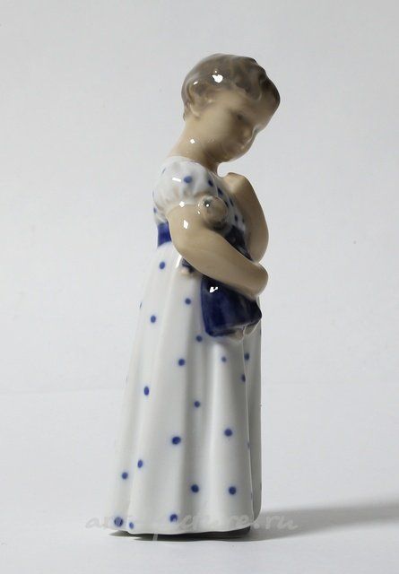 Девочка с куклой. Дания, г. Копенгаген, Royal Copenhagen