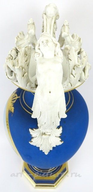 ВАЗА НА ОКТАГОНАЛЬНОМ ЦОКОЛЕ С РУЧКАМИ ИЗ БИСКВИТА. KPM БЕРЛИН. 1875 Г.