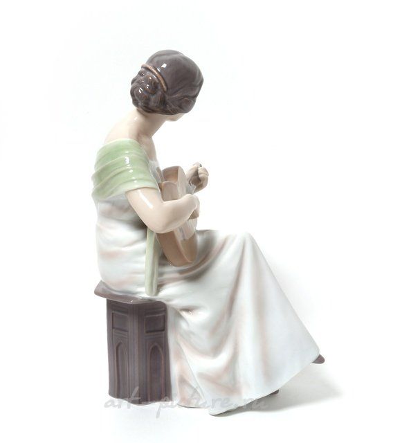 Девушка с гитарой