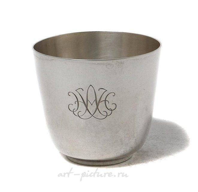 The translation of "Cеребряный стакан Болин" into English is "Silver Cup Bolin."