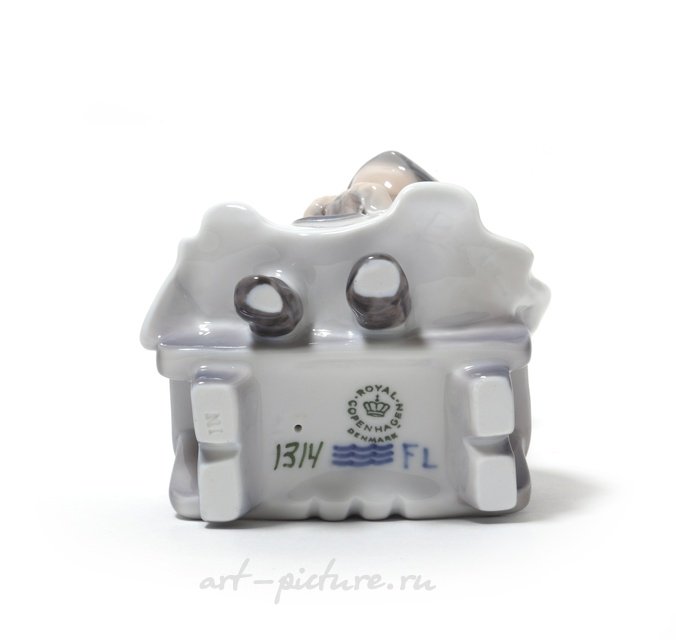 Вяжущая девочка. Дания, г. Копенгаген, Royal Copenhagen