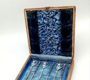 Шесть серебряных позолоченных русских чайных ложек с эмалью в технике клоизонне...