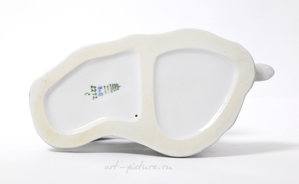 Девушка с коровой и гусем. Дания, г. Копенгаген, Bing & Grondahl