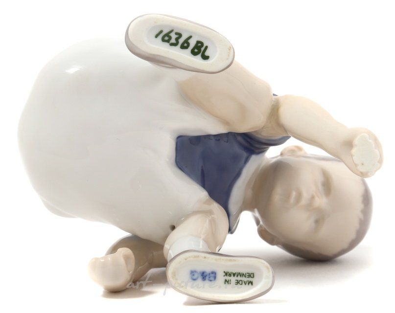 Дикки (мальчик, рисующий на асфальте). Дания, г. Копенгаген, Bing & Grondahl