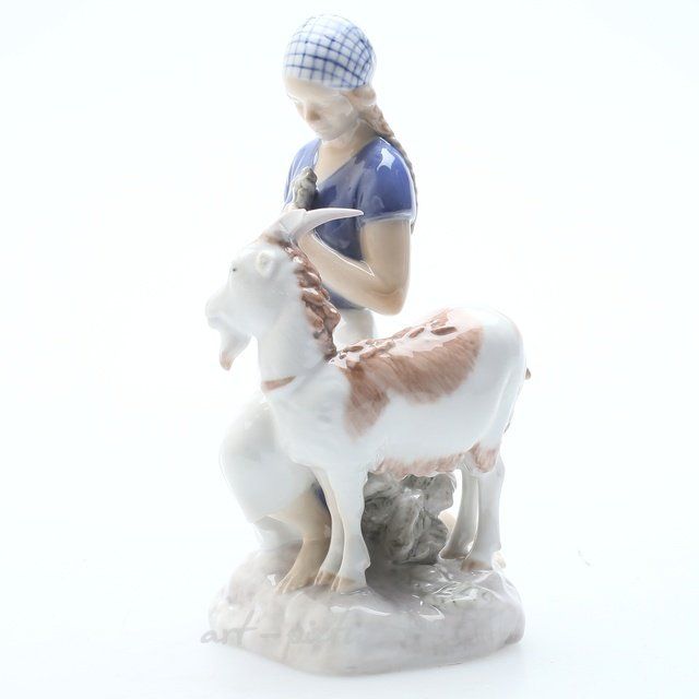Девушка с козой. Дания, г. Копенгаген, Bing & Grondahl