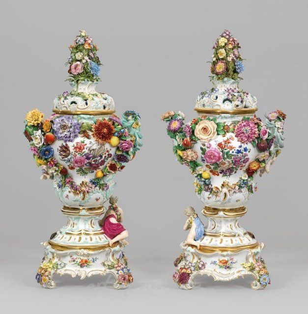 Великолепные монументальные вазы Майссен с сценами Ватто и цветочными украшениями