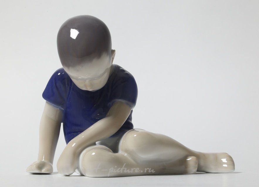 Мальчик, сидящий с опущенной головой