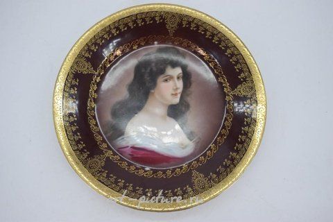 Royal Vienna, Фарфоровая тарелка с ручной росписью и золотым краем