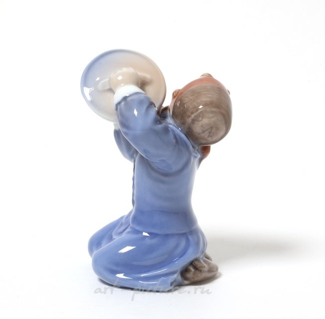 Девочка с тарелками. Дания, г. Копенгаген, Royal Copenhagen