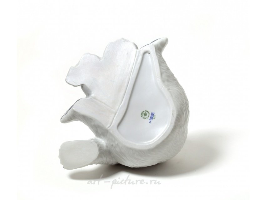 Фарфоровая статуэтка "Белая полярная медведица с двумя медвежатами"  Royal Copenhagen