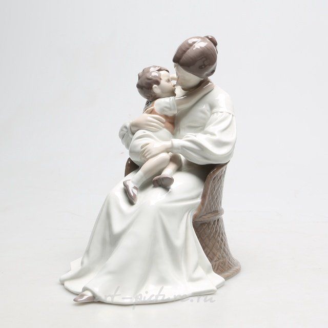 Мама с ребенком. Дания, г. Копенгаген, Bing & Grondahl