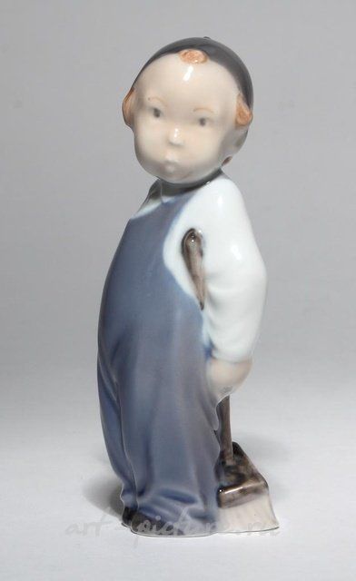 Малыш с щеткой. Дания, г. Копенгаген, Royal Copenhagen